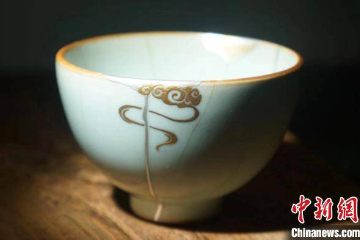 从医人到“医”物的金缮修复师：一漆一箔修补“时光碎片”