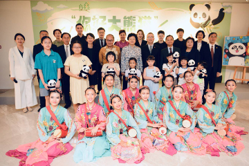 “你好大熊猫”中新青少年优秀绘画作品展在新加坡开幕