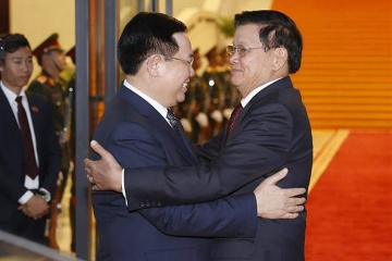 越南国会主席王廷惠会见老挝人民革命党中央总书记、国家主席通伦
