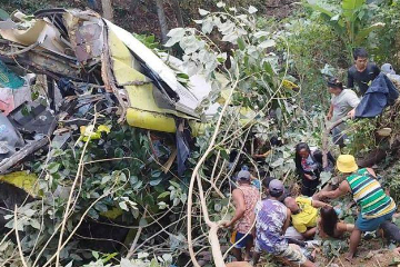 菲律宾客车失控飞坠30公尺 17人丧生