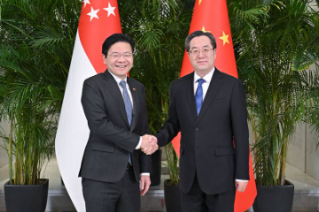 中国副总理丁薛祥会见新加坡副总理黄循财并共同主持中新双边合作机制会议