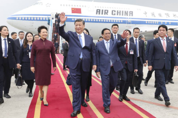 习近平抵达河内对越南进行国事访问