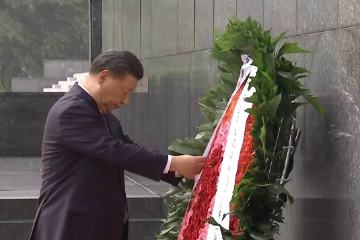 中共中央总书记、国家主席习近平在河内瞻仰胡志明陵并敬献花圈