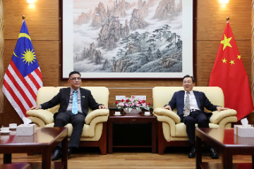 中国驻槟城总领事周游斌会见槟城州行政议员黄汉伟一行