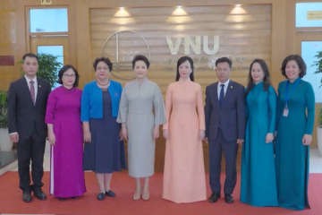 彭丽媛同越南国家主席夫人参观河内国家大学