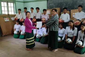中国驻缅甸大使馆向中缅友谊学校捐赠文体用品