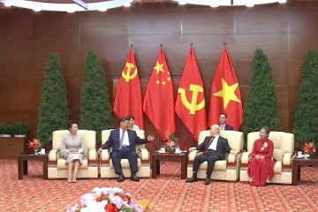 习近平夫妇同越共中央总书记阮富仲夫妇话别