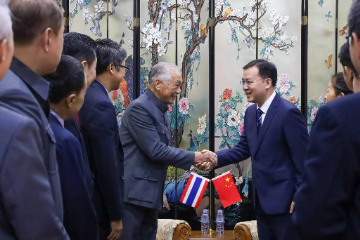 中国驻清迈总领事会见清迈崇华学校基金会领导层