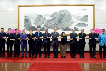 中国外长王毅会见东盟国家驻华使节