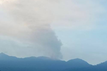 印尼杜科诺火山发生喷发 火山灰柱达2000米