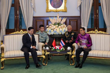 中国驻泰国大使拜会泰国新任国防部长素廷