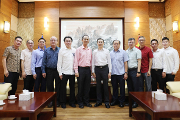 中国驻槟城总领事会见北霹雳中华总商会会长洪宝德一行