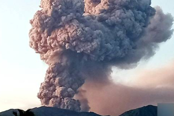 印尼两座火山发生喷发