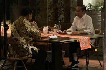 印尼总统佐科与国防部长、总统候选人普拉博沃共进晚餐被批不中立