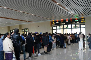 在桂越南留学生乘坐中国新开通高铁返乡