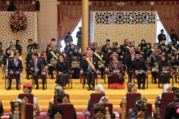 文莱王子大婚5000人赴宴 民众争睹新人风采