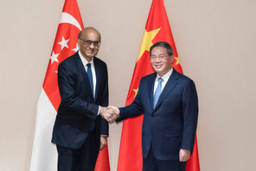中国总理李强会见新加坡总统尚达曼