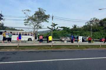 泰旅行巴士翻车致17名中国人受伤，初步调查：未及时减速，转弯时失控