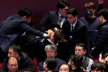 韩总统府回应“在野议员被捂嘴拖走”，称“为总统安全”，网友争议