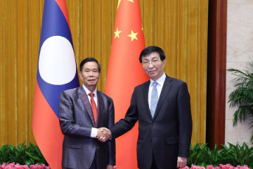 中国全国政协主席王沪宁会见老挝建国阵线中央委员会主席辛拉冯