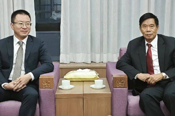 老挝建国阵线中央主席辛拉冯访华 中国大使馆临时代办送行