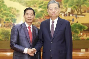 中国全国人大常委会委员长赵乐际会见老挝建国阵线中央委员会主席辛拉冯
