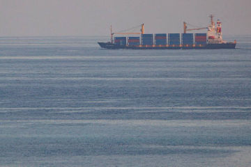 美媒：应对红海航运受阻，各国企业正“艰难适应”，急探新路