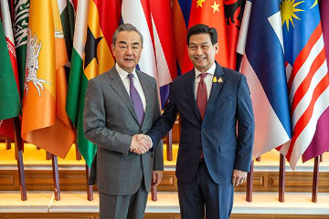 中国外长王毅同泰国副总理兼外长班比举行年度磋商