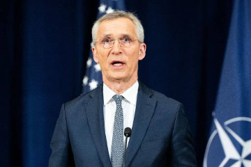 跑到美国游说国会继续援乌，北约秘书长连续两天“碰瓷”中国