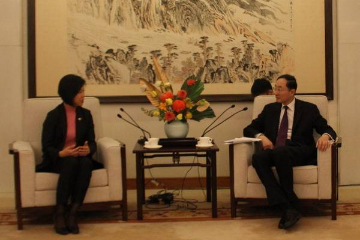 中国外交部副部长孙卫东会见新加坡外交部兼国家发展部高级政务部长沈颖