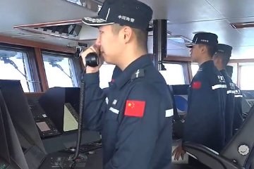 4名菲方人员非法闯入中国黄岩岛礁盘活动，中国海警予以警告驱离