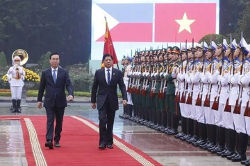 越南国家主席武文赏与菲律宾总统马科斯举行会谈