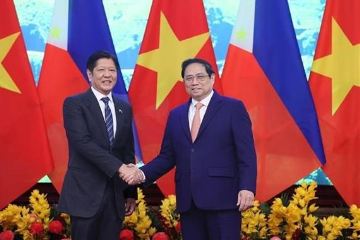 越南政府总理范明政会见菲律宾总统马科斯