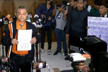 两人向泰国选委会提呈请愿 要求解散前进党