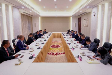中国外交部部长助理农融会见菲律宾卡加延省省长曼巴