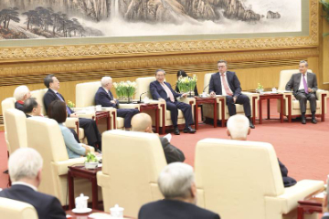 中国总理李强同外国专家举行新春座谈会 