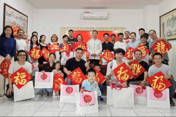 中国驻文莱使馆举办“温暖迎春·共庆中国年”暖心包发放仪式