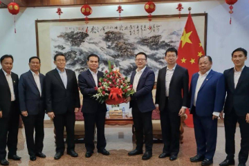 老挝官员到中国驻老挝使馆祝贺新春