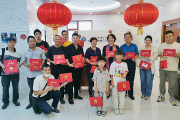 中国驻东帝汶使馆向旅东侨胞发放春节包