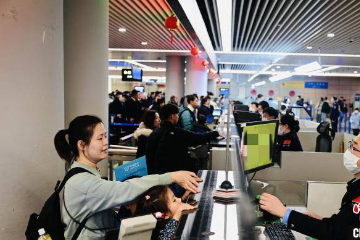 上海浦东国际机场口岸3天逾万人免签往来新加坡