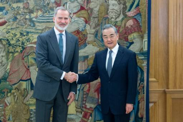 西班牙国王费利佩六世会见中国外长王毅