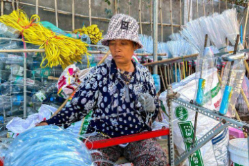 柬埔寨工人变废为宝 塑料再循环当扫把