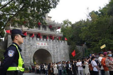 广西友谊关边检站单日查验出入境旅客破万 创近五年新高