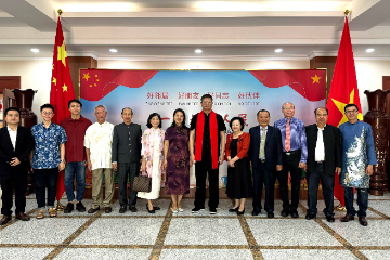 中国驻胡志明市总领事魏华祥会见越南胡志明市知名华人代表
