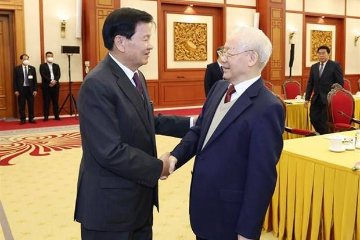 越老两党高层会晤在河内举行 不断培育和加强越老特殊团结关系