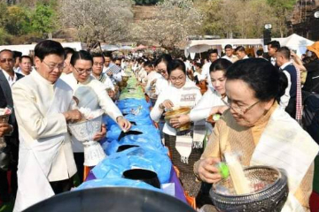 Lao President joins almsgiving at Vat Phou Festival