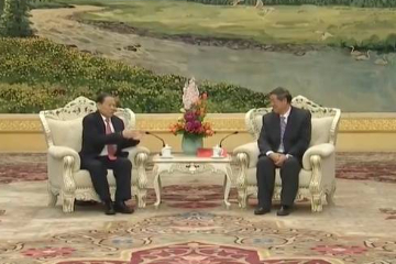 中国副总理何立峰会见新加坡金鹰集团主席陈江和