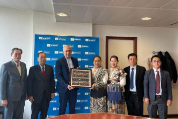 Laos receives UNESCO World Heritage certificate for Lao people’s naga motif weaving