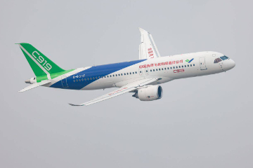 中国国产商用飞机C919及ARJ21首次飞抵柬埔寨
