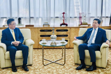 中国—东盟中心秘书长会见文莱首相府部长兼财经主管部长刘光明